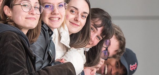 Plusieurs étudiants regardent l'objectif
